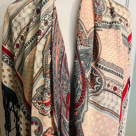 Vintage Bohemian Fringe Shawl — Paisley & Geometric Fusion (130 × 130 cm) - Picture 8 of 16